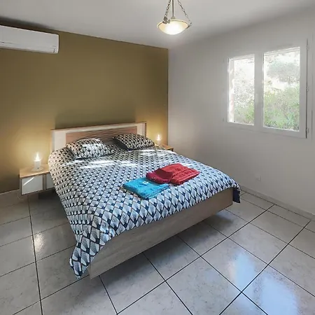 3 Bedroom Gorgeous In Chinian Casa vacanze *