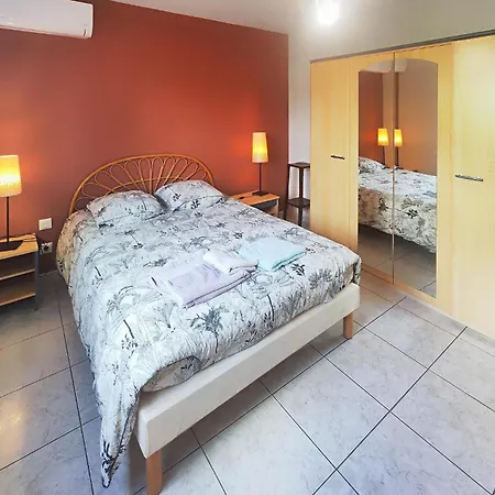 Pet Friendly In Chinian With Wifi Сен-Шиньян