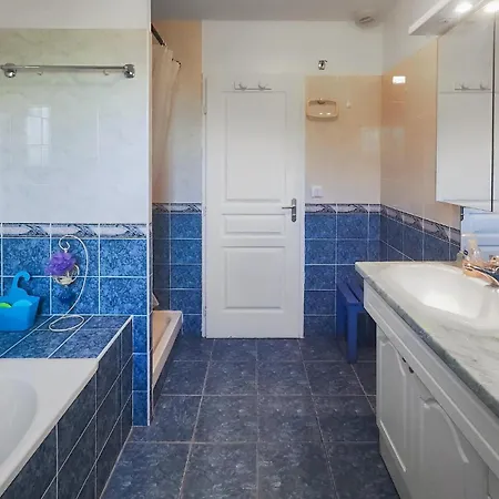 Дом отдыха Pet Friendly In Chinian With Wifi Сен-Шиньян